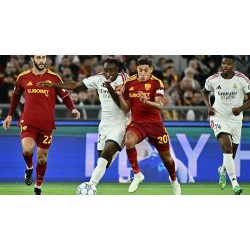 Yan Diomande conduziu a bola por 30 metros antes de desferir um remate potente para o fundo das redes Yan Diomande conduziu a bola por 30 metros antes de desferir um remate potente para o fundo das redes